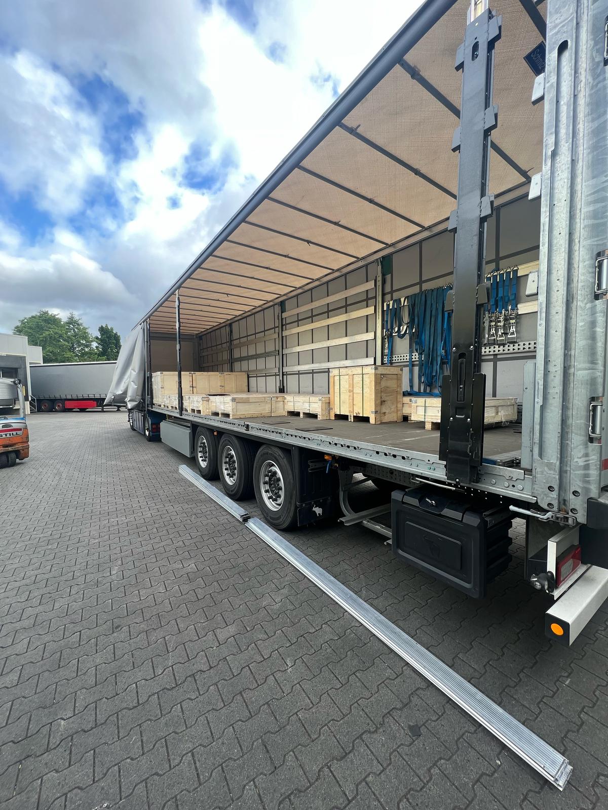 Beladener TC Ambree Planauflieger mit palettierten Gütern