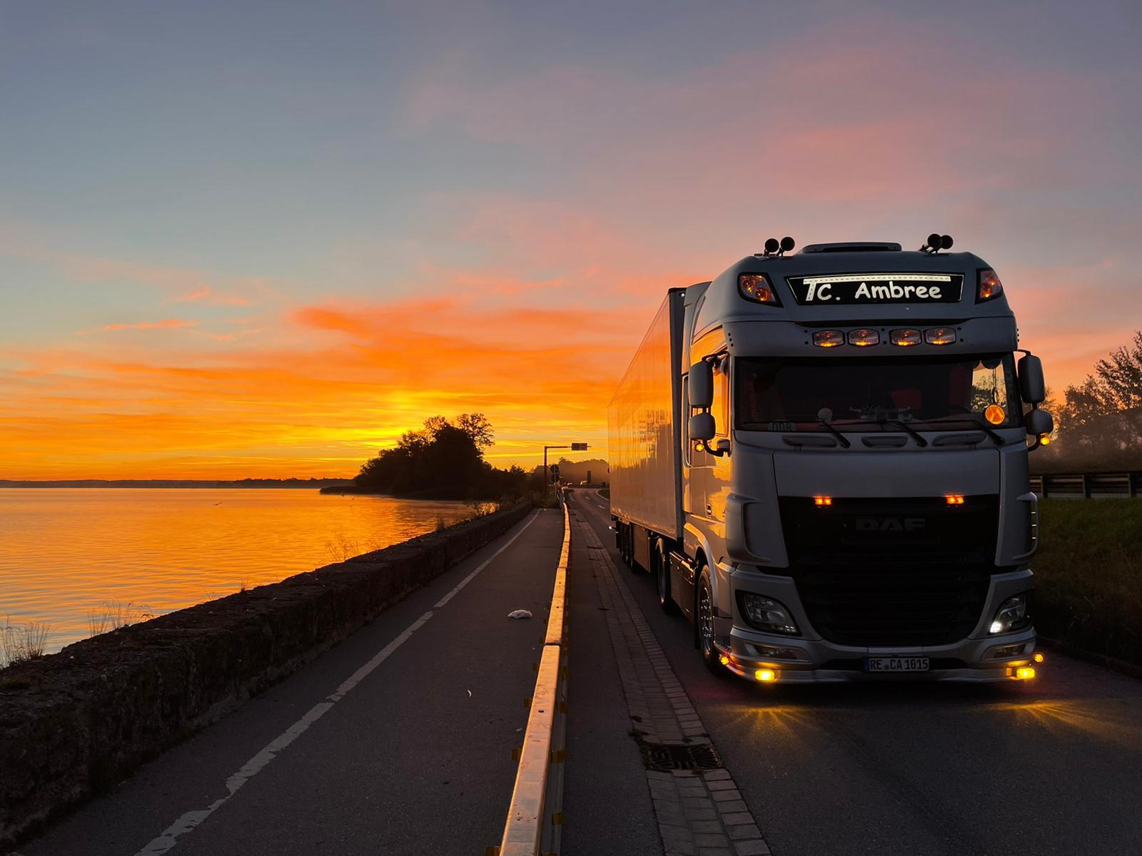 TC Ambree Sattelzug im Fernverkehr bei Sonnenuntergang